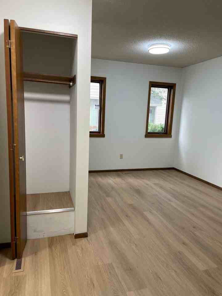 2463 Elliot Ave - Photo 3 of 20