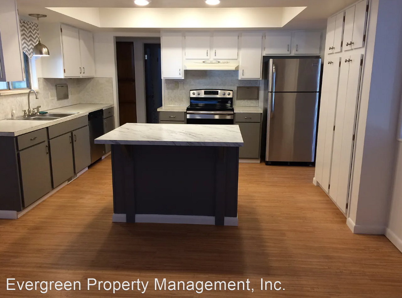 2420 Poplar Dr - Photo 2 of 6