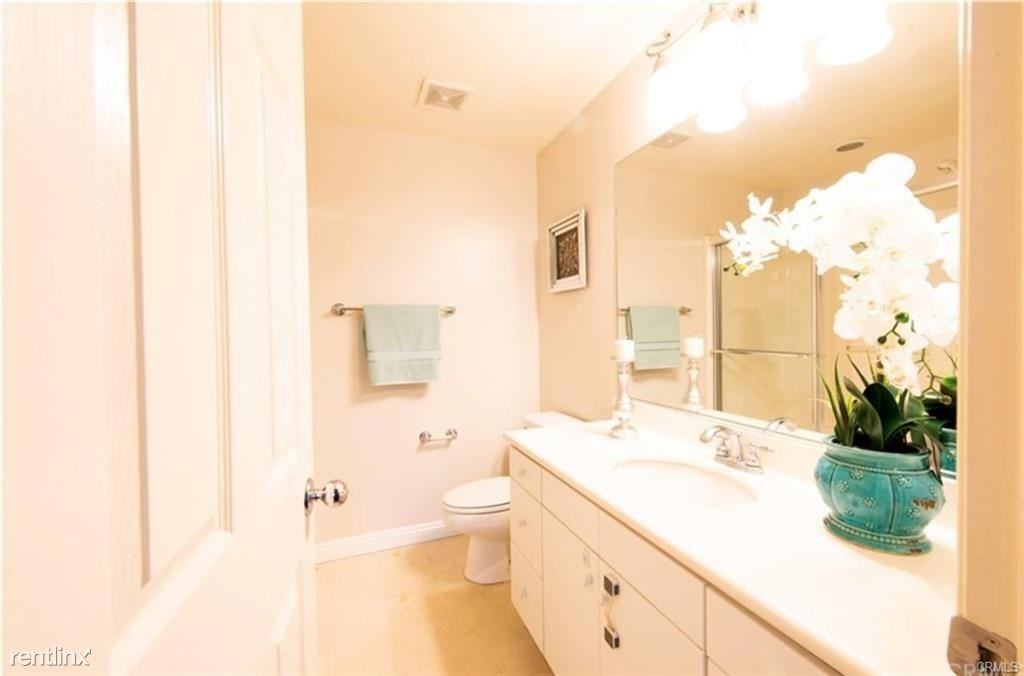 65 Passage - Photo 2 of 10