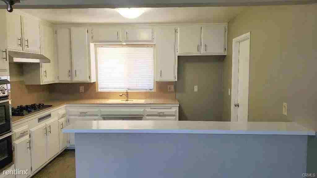 1575 Santa Ana Ave - Photo 3 of 10