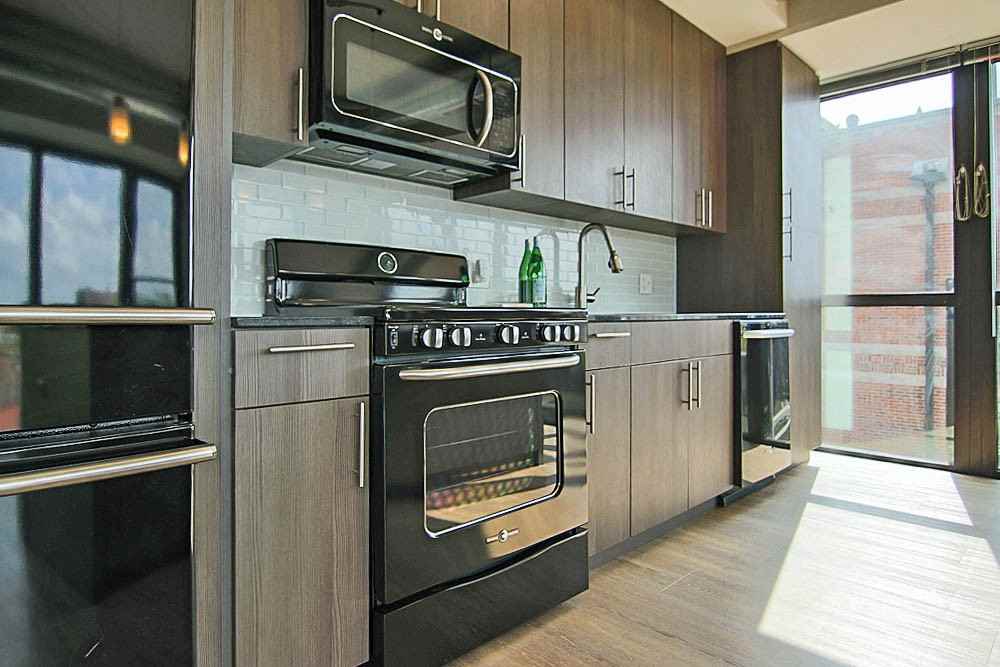 211 W Scott St - Photo 5 of 13