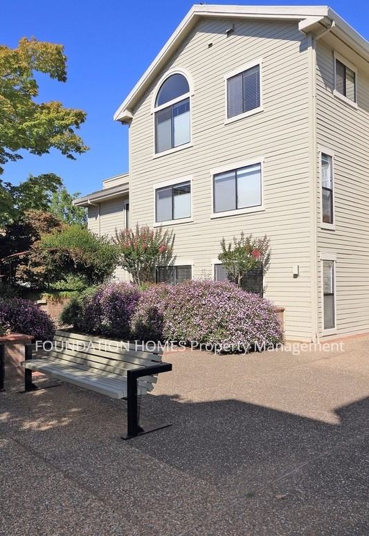 105 Eucalyptus Knoll St - Photo 3 of 5