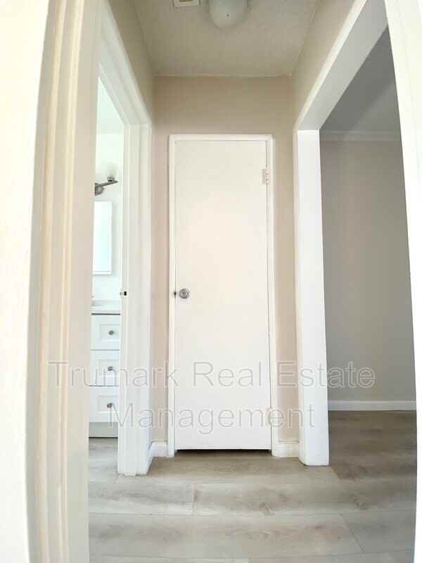 585 E Washington Blvd #33 - Photo 7 of 9