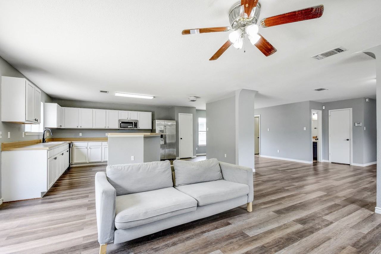 8807 Shadow Wood Lane - Photo 6 of 30