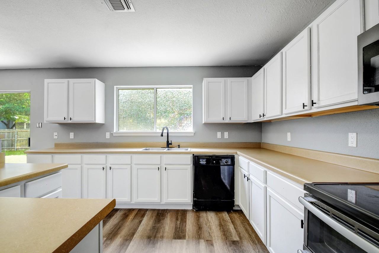 8807 Shadow Wood Lane - Photo 7 of 30