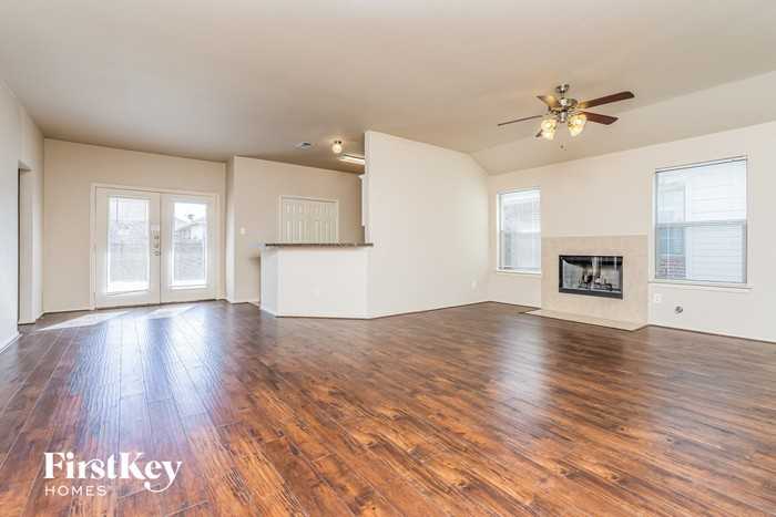 607 Hilton Dr - Photo 2 of 15