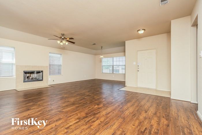 607 Hilton Dr - Photo 3 of 15