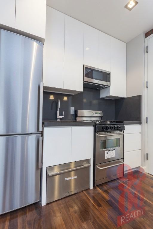 E 1st St #5R - Photo 2 of 7