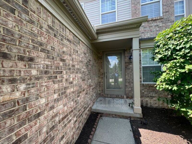 4174 Hunters Cir E - Photo 3 of 23