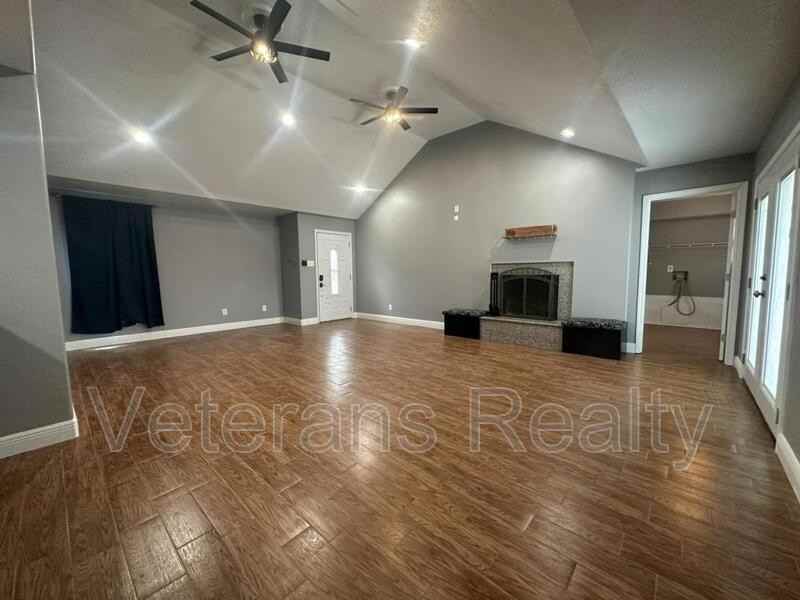 1920 Bayside Dr - Photo 2 of 24