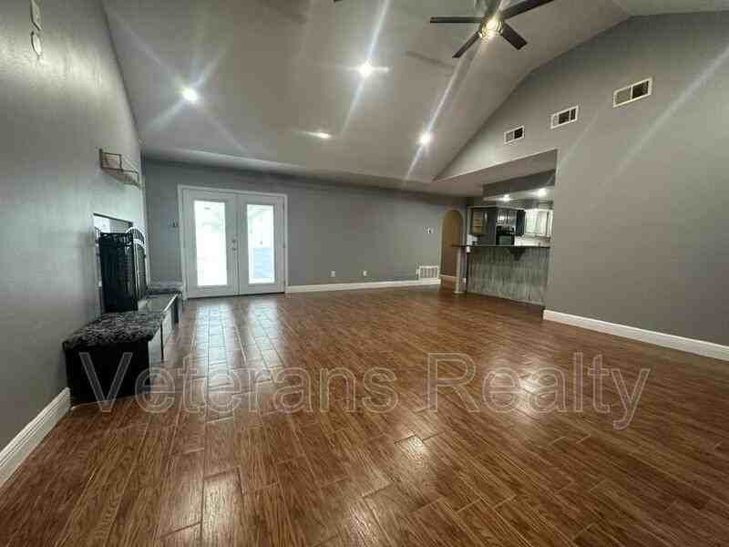 1920 Bayside Dr - Photo 3 of 24