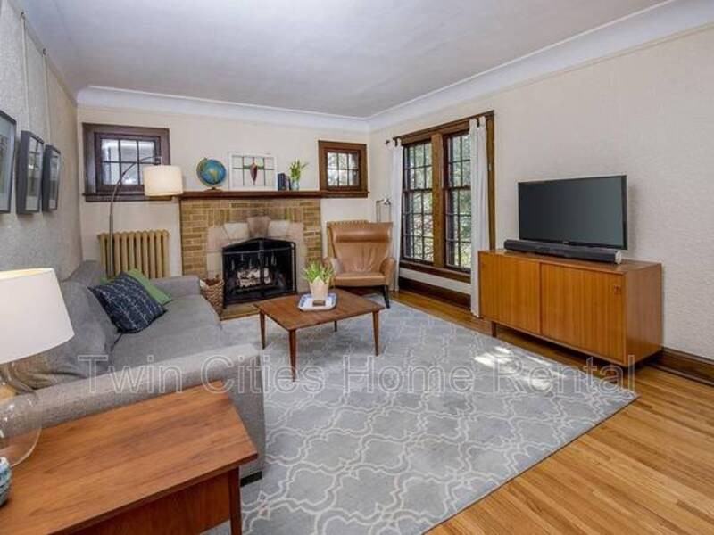 1061 Saint Clair Ave - Photo 2 of 21