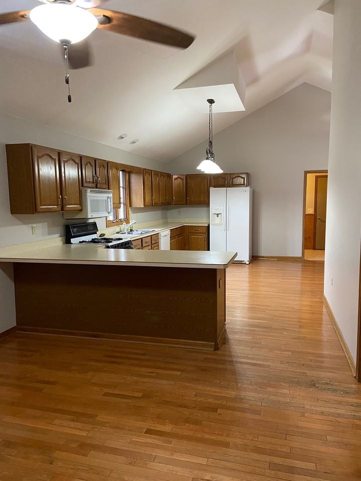 558 Beachview Dr #1 - Photo 3 of 19