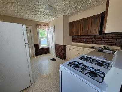 27 Grove St - Photo 2 of 7