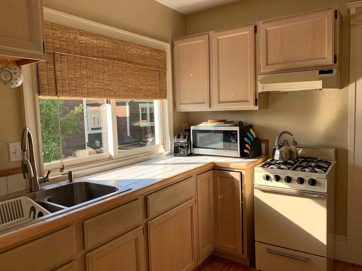 824 Bath St #C - Photo 2 of 4