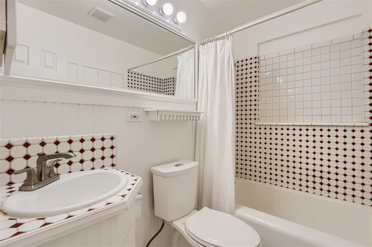 918 Hudson St #1 - Photo 7 of 20