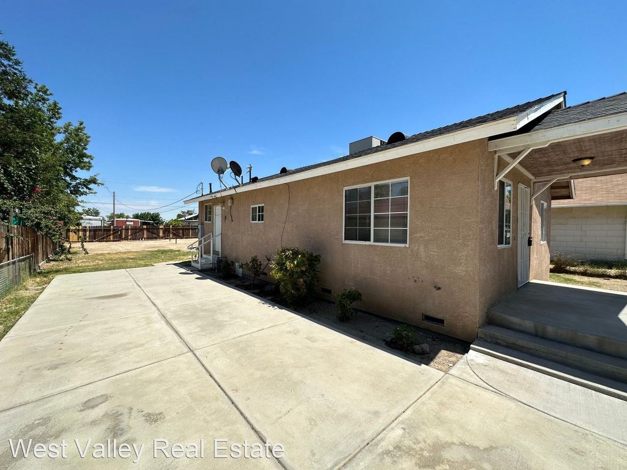 702 Tyler St - Photo 2 of 15