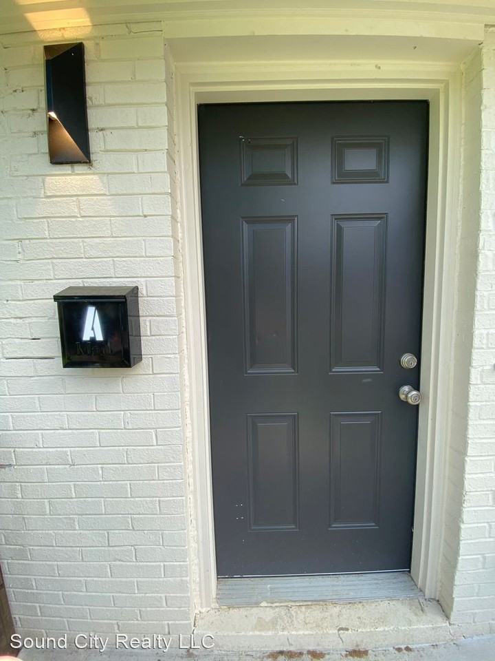 2/1 Apartment in quadplex DOWNTOWN! 2 miles from Broadway Renovated, available now! Apartments