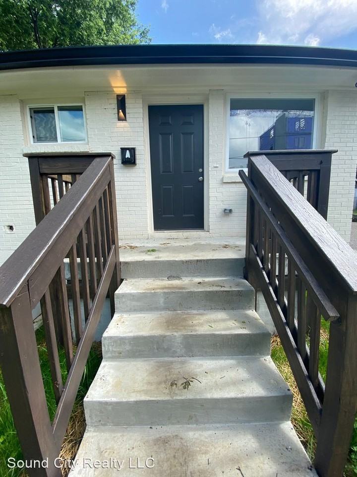 2/1 Apartment in quadplex DOWNTOWN! 2 miles from Broadway Renovated, available now! Apartments