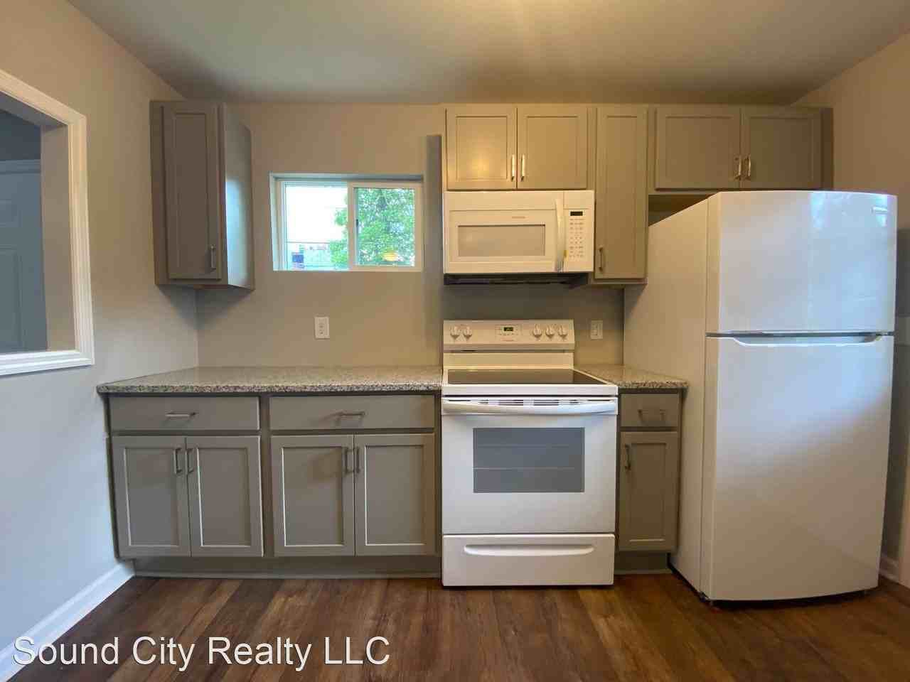 2/1 Apartment in quadplex DOWNTOWN! 2 miles from Broadway Renovated