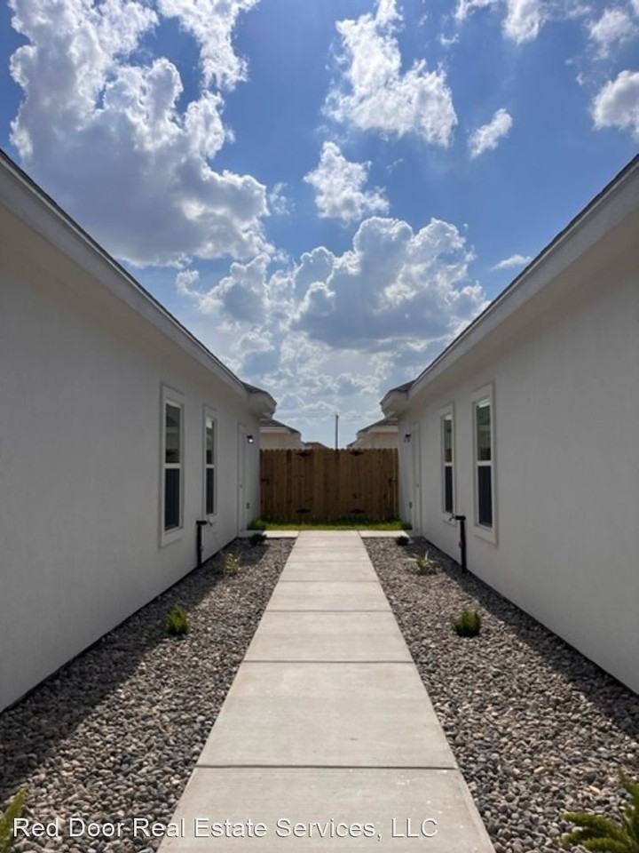 1220 S Xanthia St - Photo 2 of 13