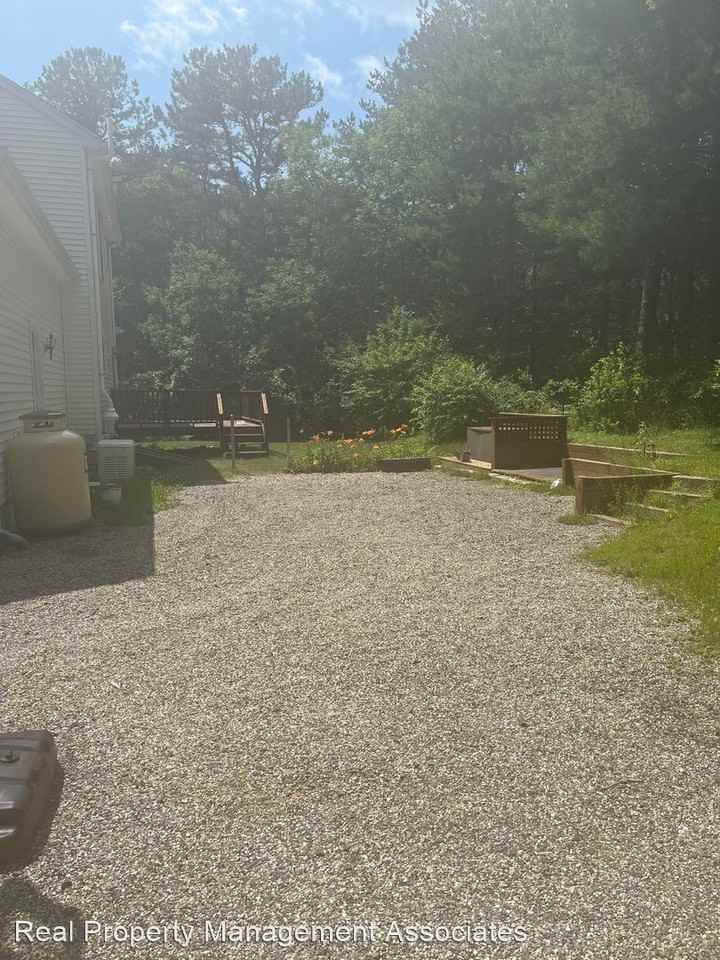 7 Racoon Ln - Photo 3 of 26