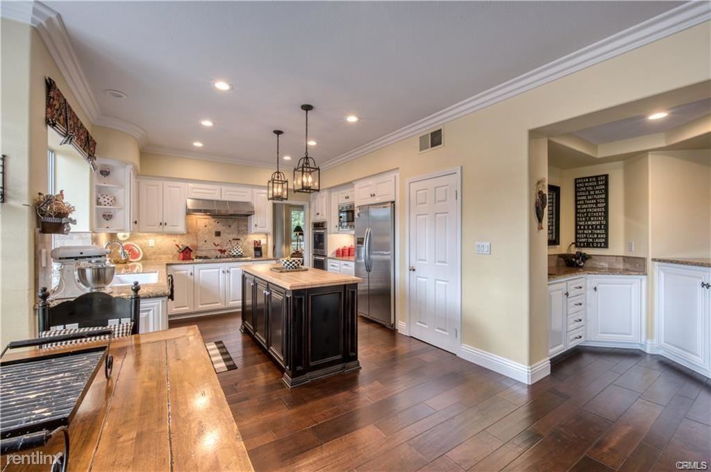 28 Riviera - Photo 2 of 12