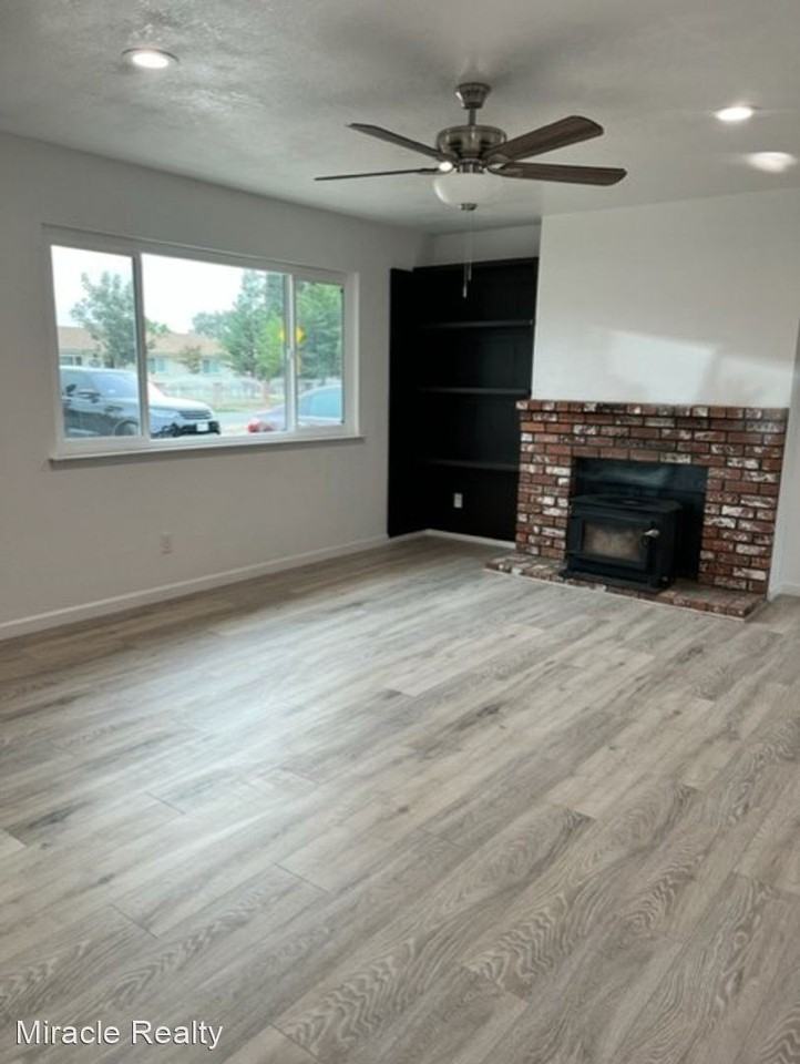 25589 Pickford Dr - Photo 2 of 7