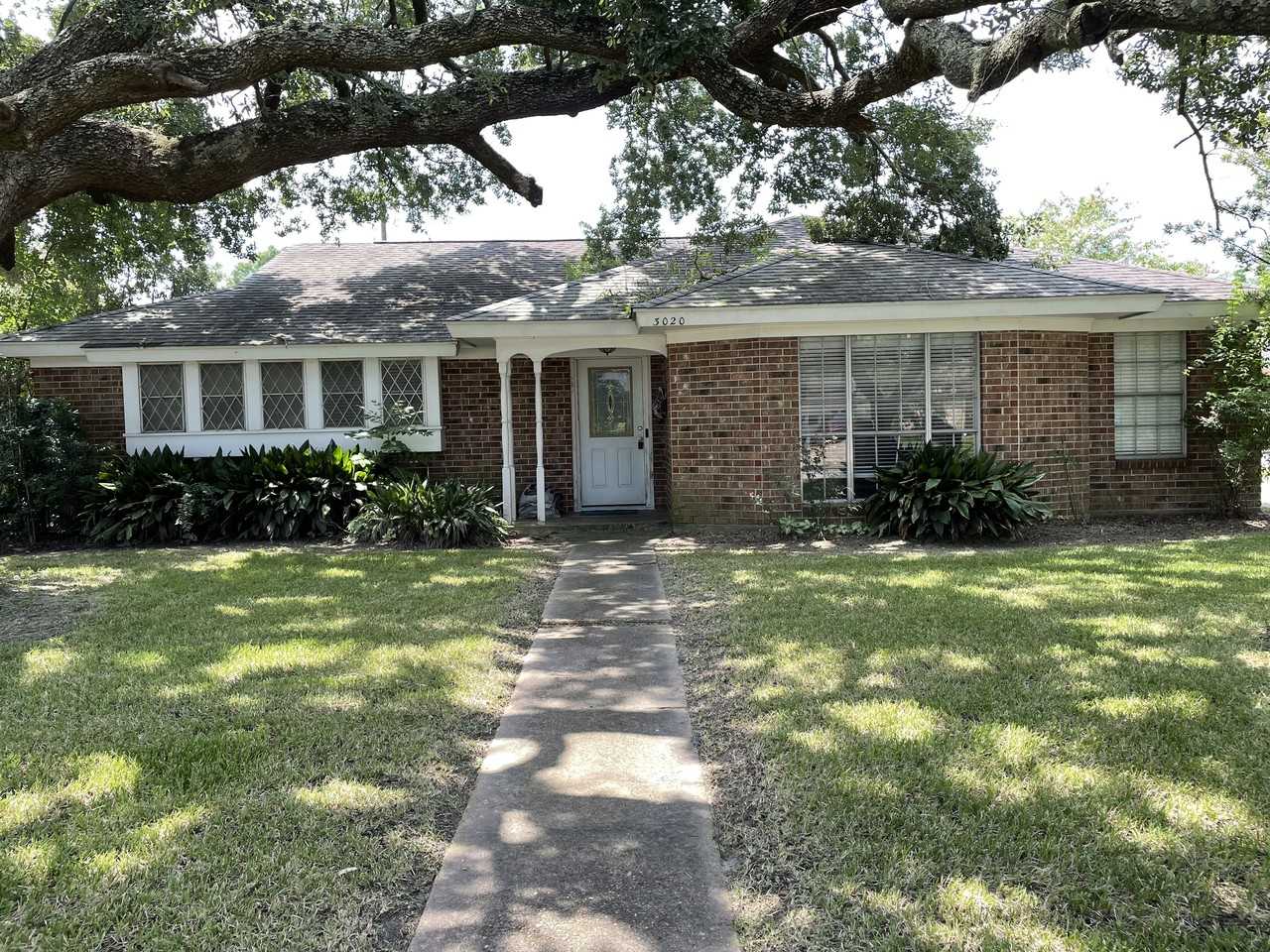 3020 Lawrence Ave - Photo 2 of 18