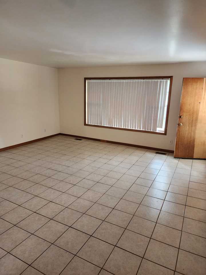 423 W 6Th St - Photo 2 of 6