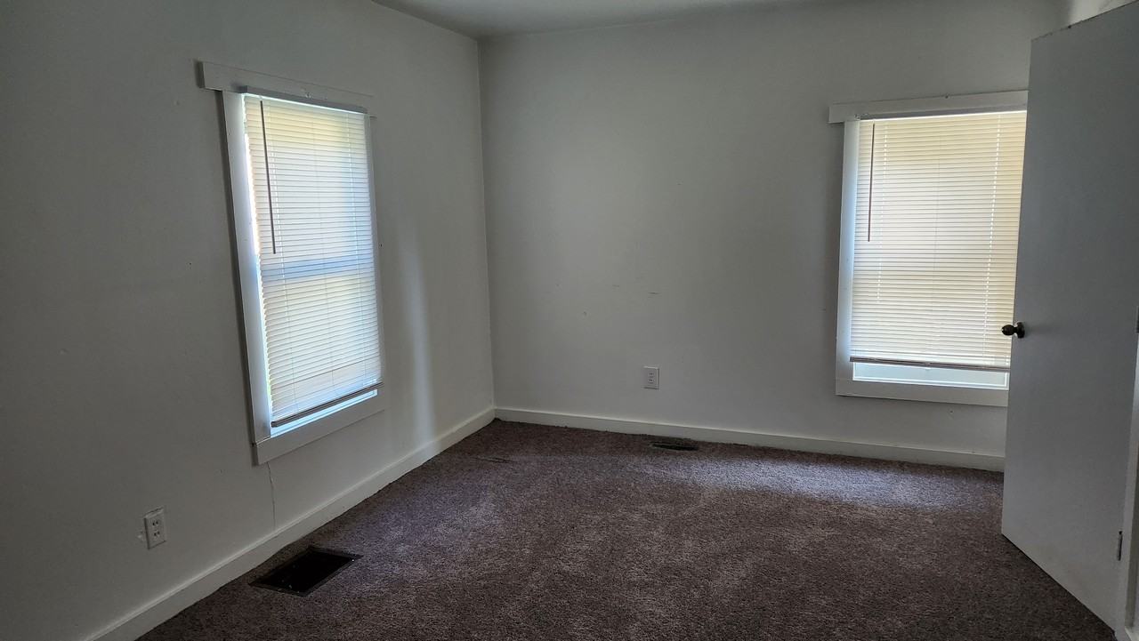 1355 N College St - Photo 3 of 8