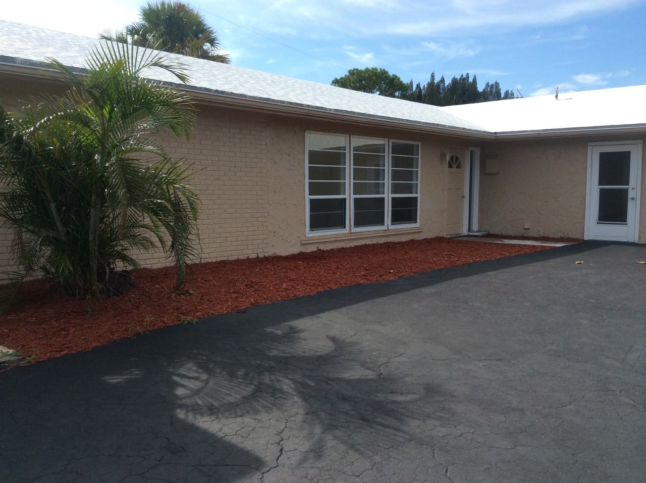 1008 Ne Green Lawn Dr #NA - Photo 2 of 9