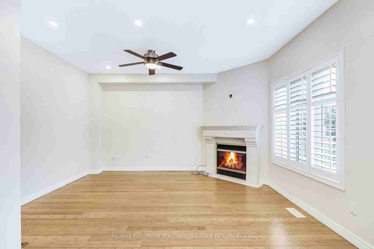 915 Oaktree Crescent ## - Photo 3 of 6