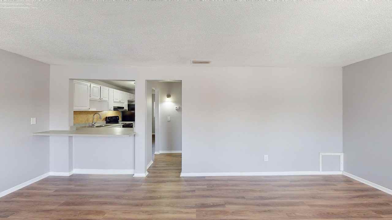 Lakeland Manor Apartment Homes - Photo 3 of 17