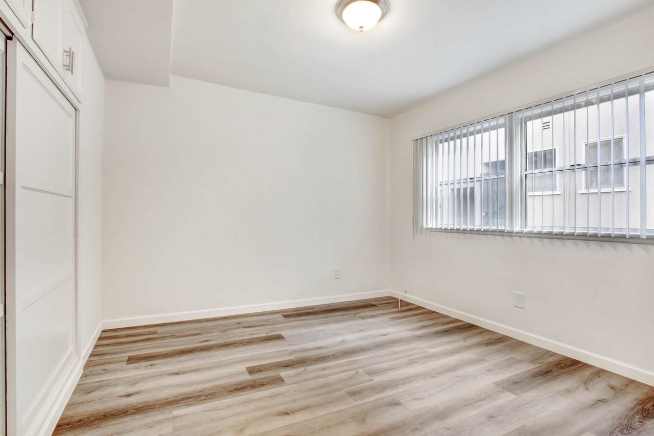 Oxford Avenue Apartments II - Photo 2 of 5