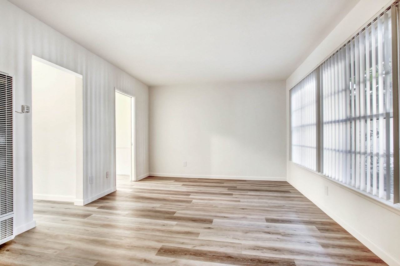 Oxford Avenue Apartments II - Photo 3 of 5