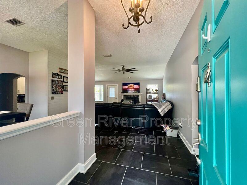 3352 Shelley Dr - Photo 5 of 50