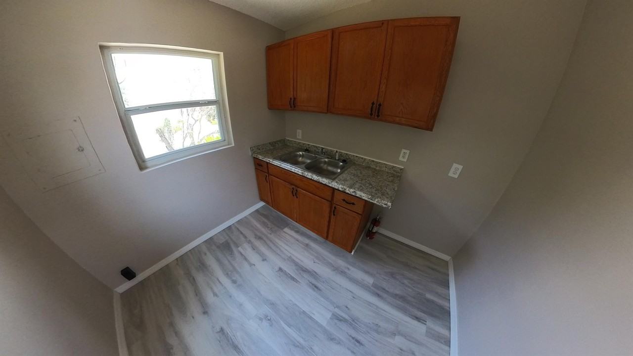 601 W Jackson St #601 - Photo 5 of 8