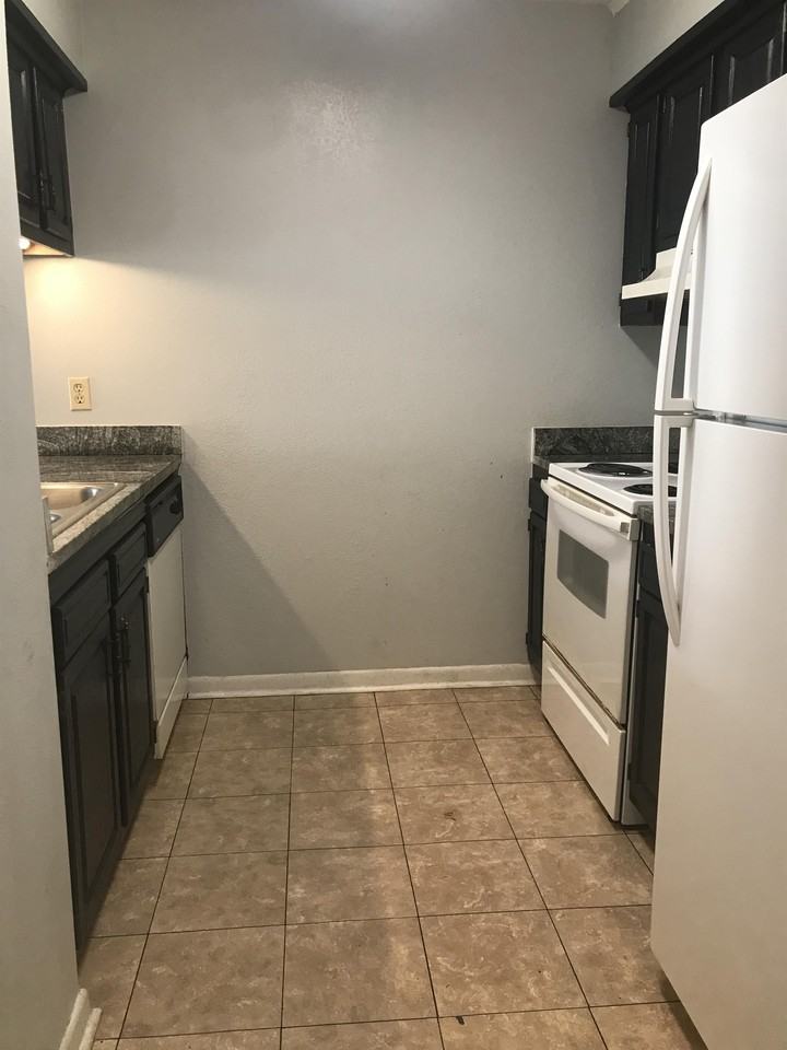 520 E Lagrange St #13 - Photo 4 of 19