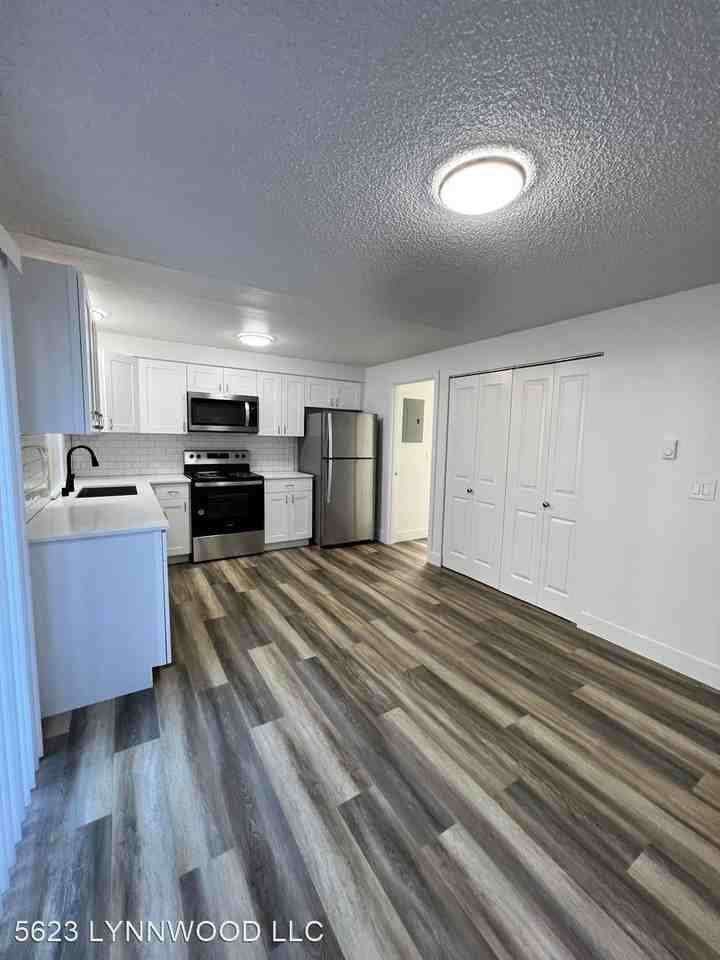 5623-5625 186th Place SW - Photo 3 of 24