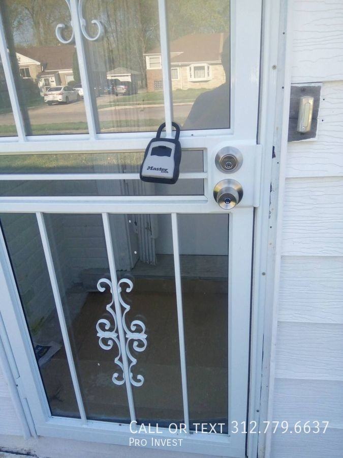 9626 S Oglesby Ave - Photo 2 of 17