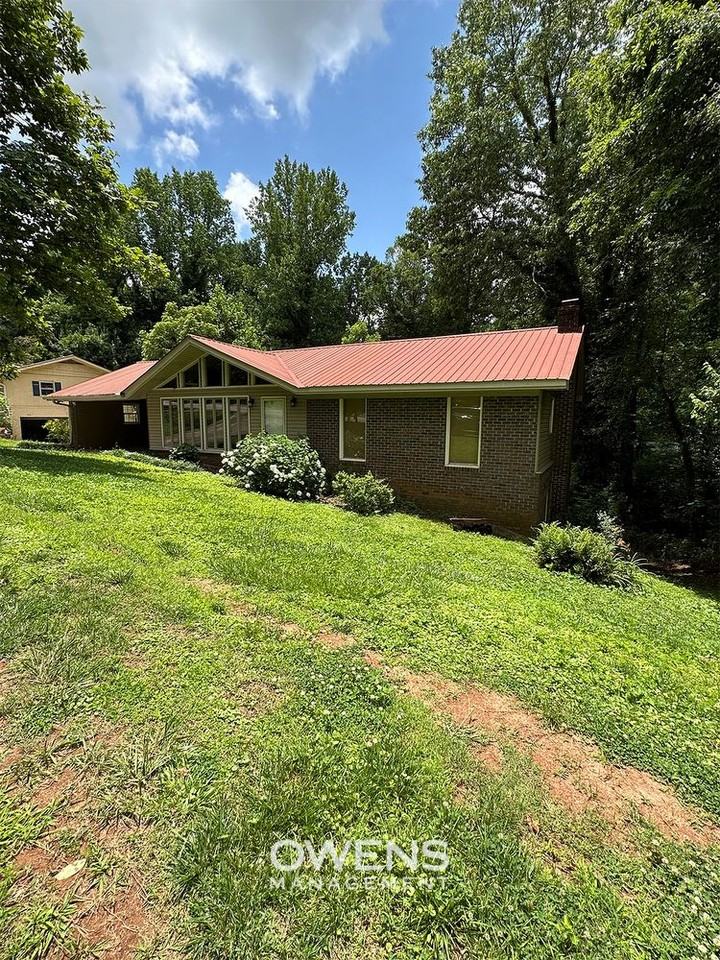 296 Chambers Ave - Photo 2 of 13