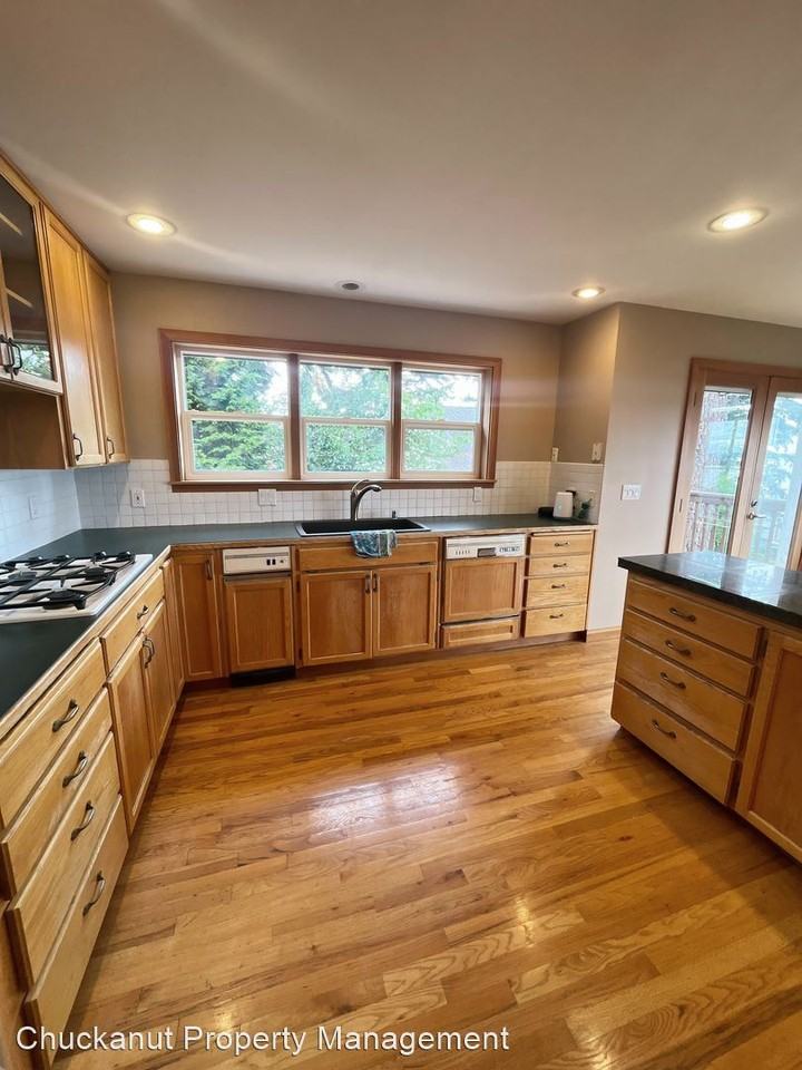 316 17th St - Photo 2 of 50