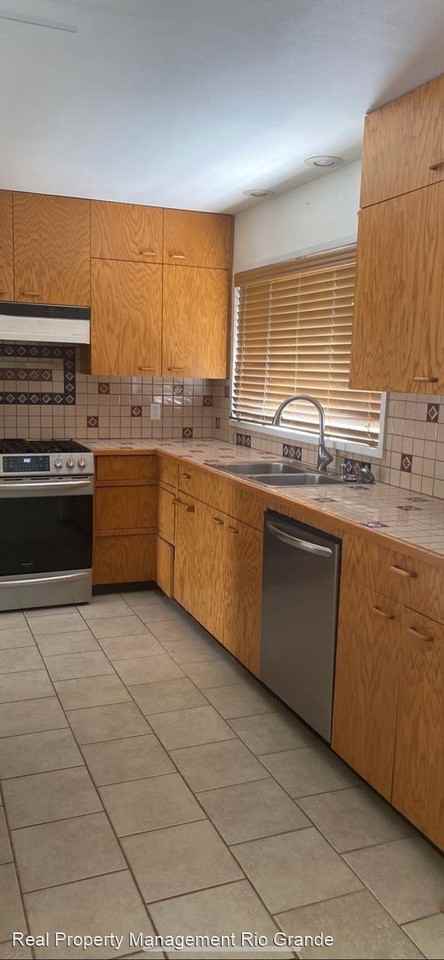 1425 Hoffman Dr Ne - Photo 2 of 16