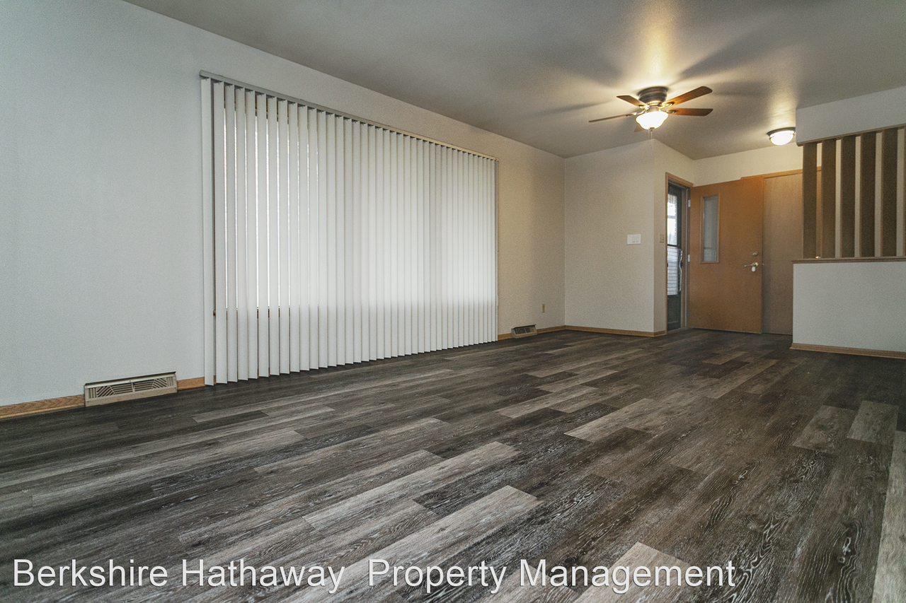 8921 S 13th St - Photo 2 of 20