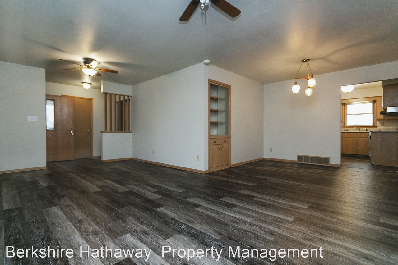 8921 S 13th St - Photo 3 of 20