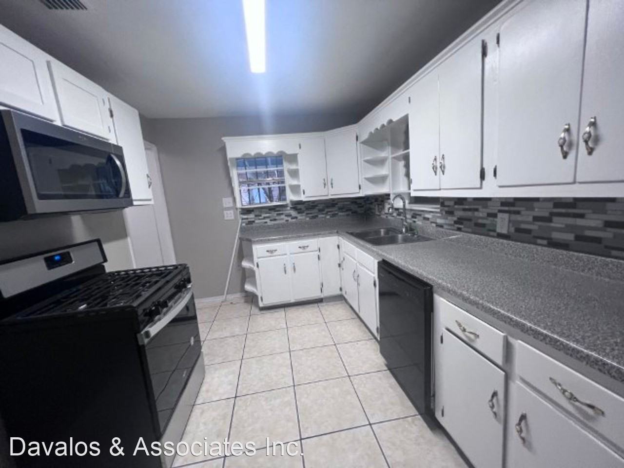 330 Parkside Dr - Photo 3 of 9