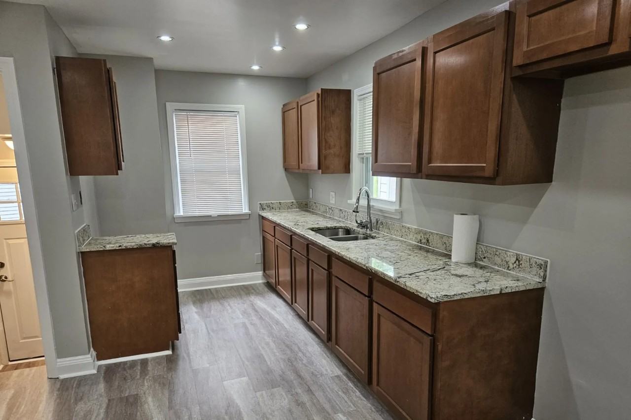 24500 Elsmere Dr - Photo 2 of 10