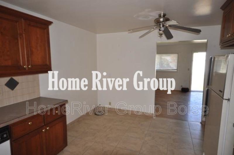 206 E Morrison St - Photo 5 of 16