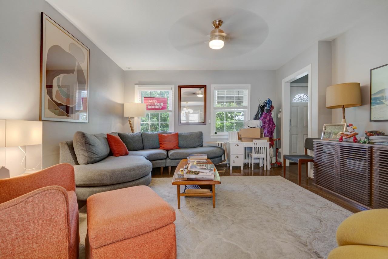 1727 D St Ne - Photo 2 of 17